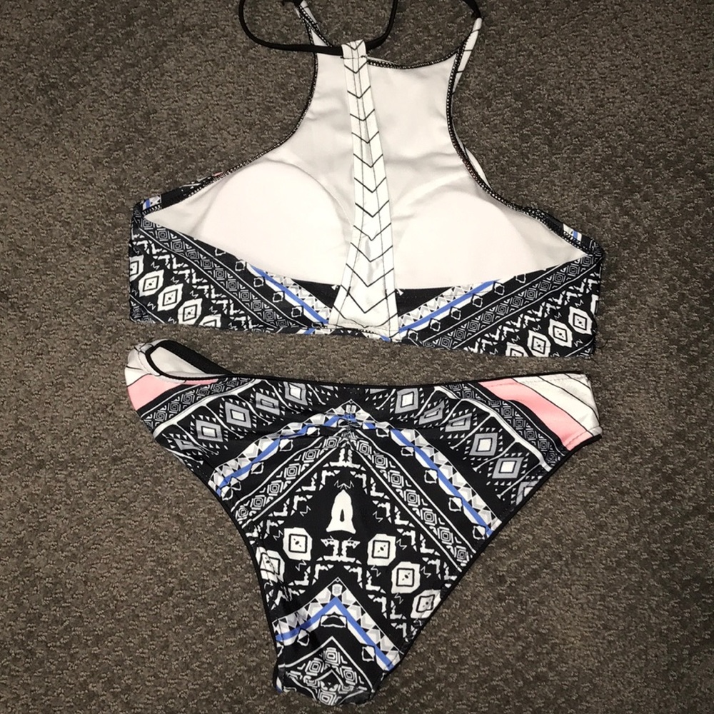 Bikini - Picture 2 of 4